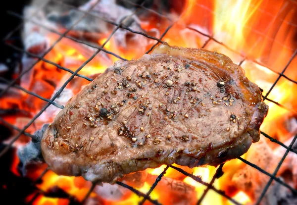 Grillning peppar biffar på flammande — Stockfoto