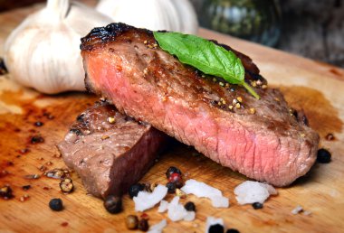 Orta nadir sığır biftek ızgara kömür flamimg