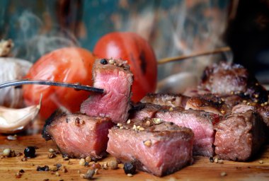 Orta nadir sığır biftek ızgara kömür flamimg