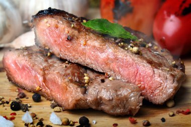 Orta nadir sığır biftek ızgara kömür flamimg