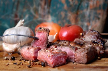 Orta nadir sığır biftek ızgara kömür flamimg