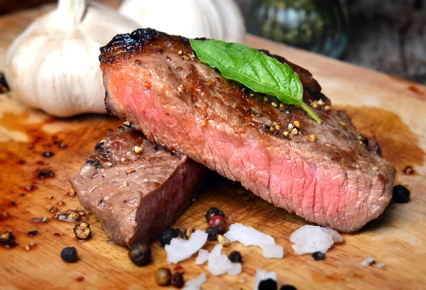 Orta nadir sığır biftek ızgara kömür flamimg