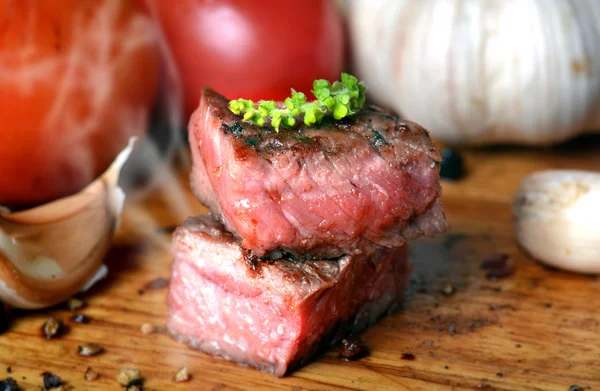 Orta nadir sığır biftek ızgara kömür flamimg — Stok fotoğraf