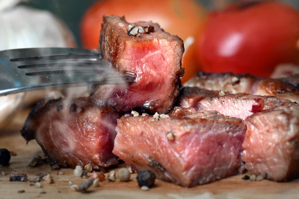 Griglia di bistecca di manzo rara media in fiammifero di carbone — Foto Stock