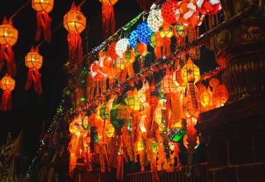 Tayland 'da gece vakti renkli Loy Krathong festivali sokak fenerleri.
