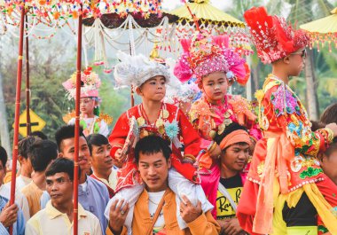 MAEHONGSON THAILAND-5: Poi geçit törenindeki çocuk ve insanlar 5 Nisan 2015 tarihinde Maehongson Tayland 'da Tayland' ın kuzeyindeki Budizm Festivali 'nde şarkı söylediler..
