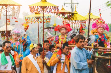 MAEHONGSON THAILAND-5: Poi geçit törenindeki çocuk ve insanlar 5 Nisan 2015 tarihinde Maehongson Tayland 'da Tayland' ın kuzeyindeki Budizm Festivali 'nde şarkı söylediler..