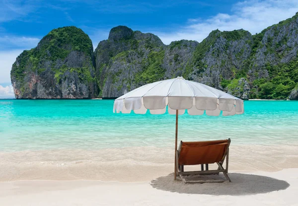 Plage Île Mer Bleue Chaise Relax Avec Parasol — Photo