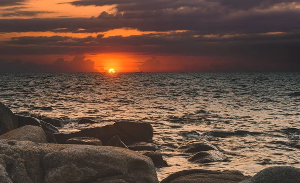 Kamienie Morzu Chmurowym Niebem Świetle Zachodu Słońca Ciemnym Cieniem — Zdjęcie stockowe