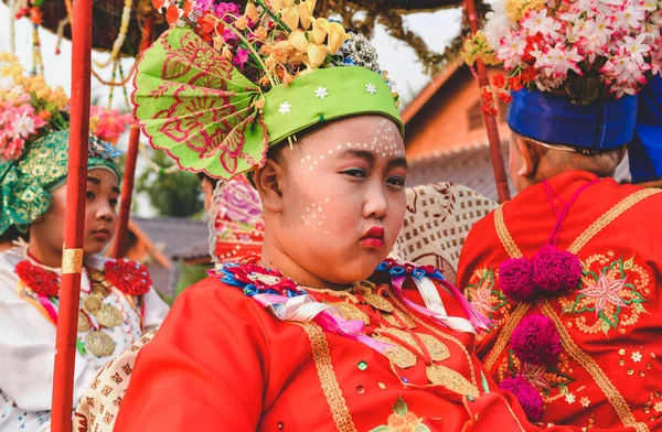 Maehongson Thailand Apr Menino Pessoas Desfile Poi Cantaram Longo Festival — Fotografia de Stock