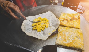 Hint sokak yemekleri Roti tatlı aperatifler Demir tabakta gece ışıklandırmasıyla.