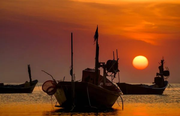 Silhouet Vissersboten Zee Met Zonsondergang Warme Lage Verlichting Donkere Schaduw — Stockfoto