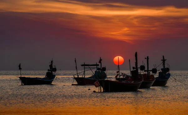 Silhouet Vissersboten Zee Met Zonsondergang Warme Lage Verlichting Donkere Schaduw — Stockfoto
