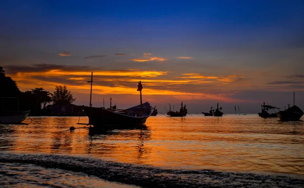 Silhouet Vissersboten Zee Met Zonsondergang Warme Lage Verlichting Donkere Schaduw — Stockfoto