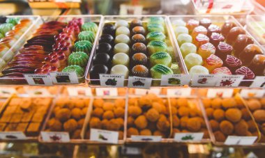 Çerez dükkanında düşük ışıklandırmalı çikolata karışımı var..