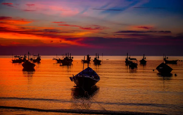 Silhouet Houten Vissersboten Zee Met Zonsondergang Rode Warme Verlichting — Stockfoto