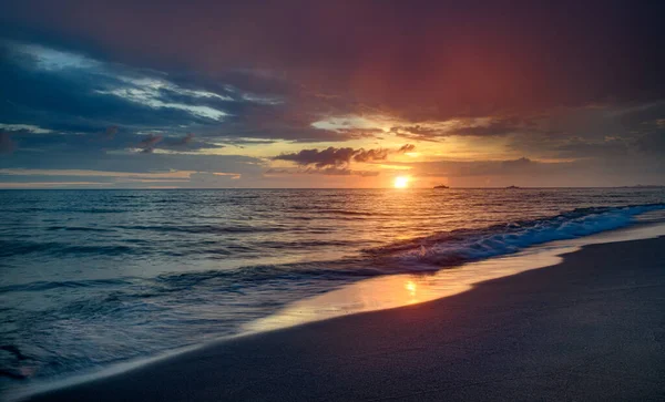 Tramonto Sulla Spiaggia Con Scarsa Illuminazione Ombra Scura — Foto Stock