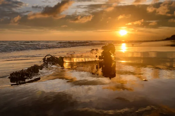 Plastic Garbage Beach Sea Shore Outdoor Sunset Lighting — Stock Photo, Image