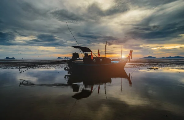 Visserij Houten Boot Met Zonsondergang Hemel Lage Verlichting Donkere Schaduw — Stockfoto