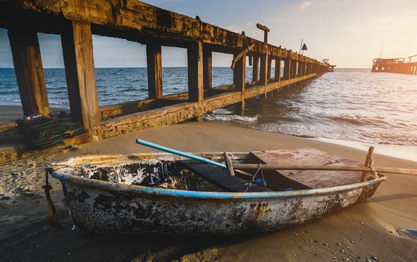 Malá Rybářská Dřevěná Loď Pláži Západem Slunce Osvětlení — Stock fotografie