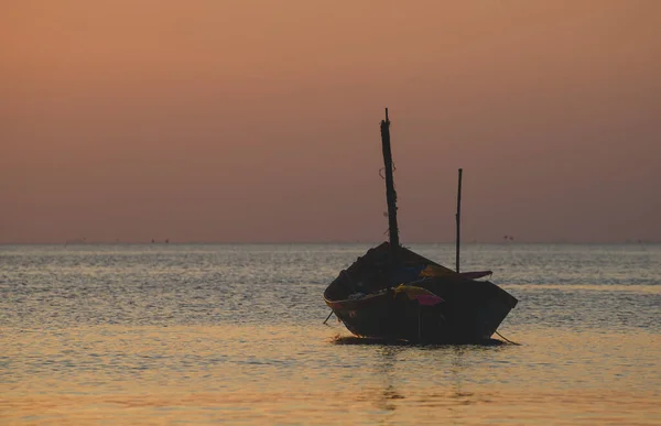 Barca Pescuit Din Lemn Cerul Apusului Soare Iluminat Scăzut Umbră — Fotografie, imagine de stoc