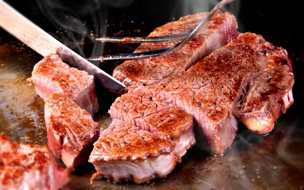 Daging sapi panggang langka sedang di arang flamimg — Stok Foto