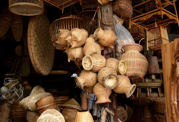 Cesta de bambú natural hecha a mano — Foto de Stock