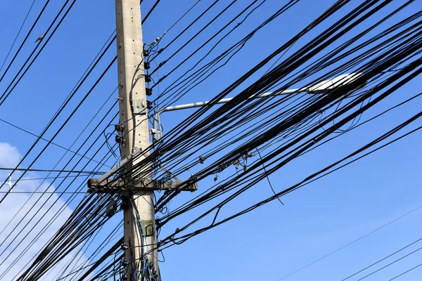 Viejo puesto de electricidad con líneas ocupadas — Foto de Stock