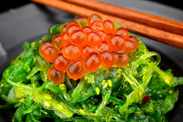 日式生鲑鱼卵与海藻沙拉 — 图库照片