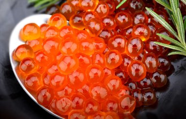 Japon tarzı Çiğ somon yumurta