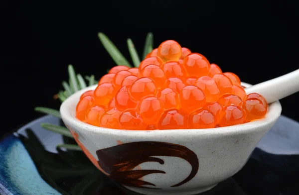 Ovos de salmão crus estilo japonês — Fotografia de Stock