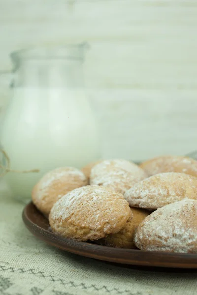 Shortbread cookies with milk — Stock Photo, Image