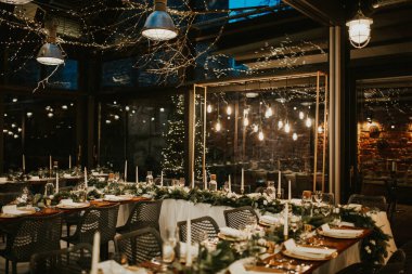 Düğün resepsiyonu süslemeleri. Kış düğün dekorunda çok ışık var. Güzel bir ışık boşluğunda Noel düğünü. Bir sürü mum