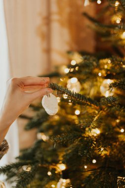 Parlak arka planda Noel ağacı süslemek. Noel için aile dekorasyonu