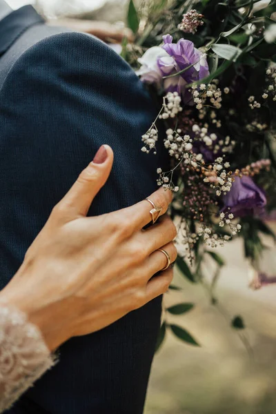 Esküvői Pár Fogja Egymás Kezét Jegygyűrűvel Kezedben Szerelmes Pár Szerelmi — Stock Fotó