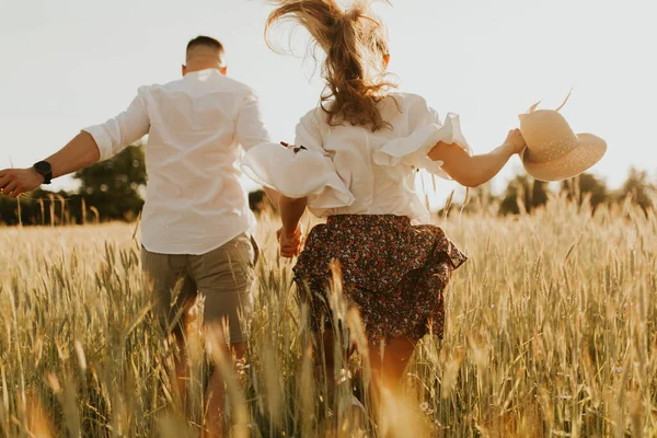 Espíritu Viaje Libertad Independencia Feliz Joven Pareja Enamorada Corriendo Campo —  Fotos de Stock