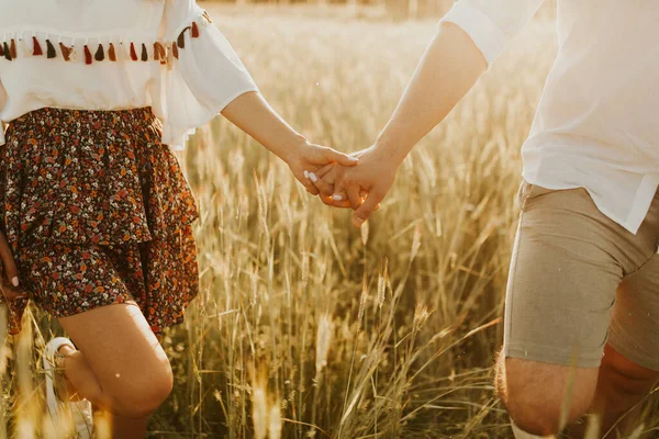 Espíritu Viaje Libertad Independencia Feliz Joven Pareja Enamorada Corriendo Campo —  Fotos de Stock