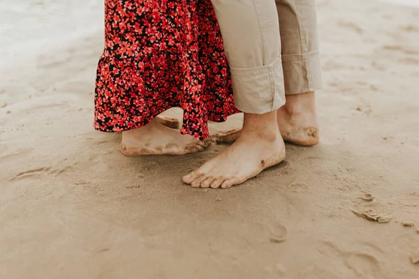 Primer Plano Las Piernas Sobre Arena Pareja Enamorada Parada Una —  Fotos de Stock