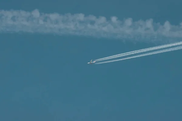 Avión Carga Volador Cielo Azul —  Fotos de Stock