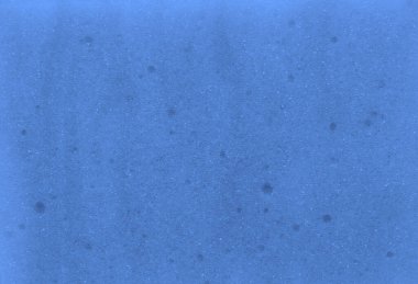 Yıkamak için mavi bir sünger dokusu.. 