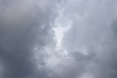 Yağmurdan önce bulutlu bir gökyüzü. Bulutlar rüzgarla hareket eder.. 