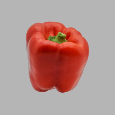 Gri arka planda tatlı, kırmızı biberli sebze.. 