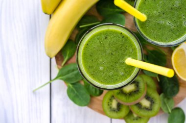 Ispanaklı, muzlu, kivili taze ve sağlıklı yeşil smoothie.