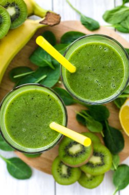 Ispanaklı, muzlu, kivili taze ve sağlıklı yeşil smoothie.