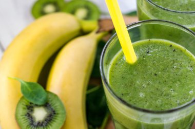 Ispanaklı, muzlu, kivili taze ve sağlıklı yeşil smoothie.