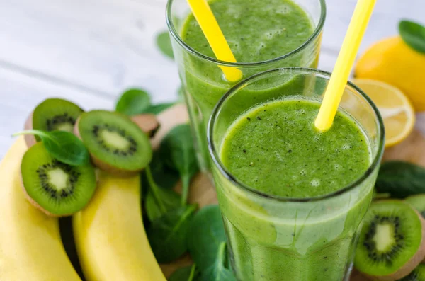 Ispanaklı, muzlu, kivili taze ve sağlıklı yeşil smoothie. — Stok fotoğraf