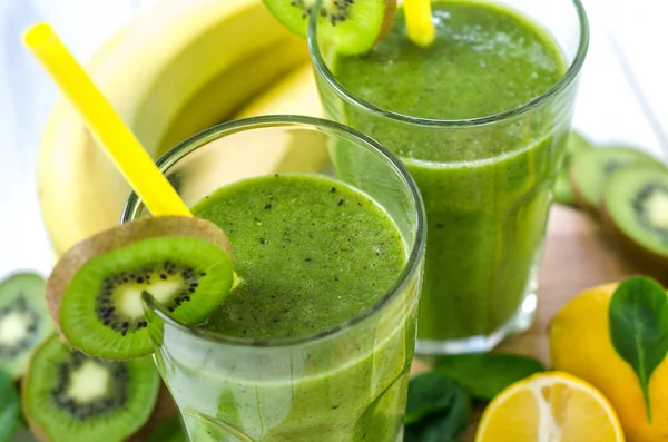 Frullato verde fresco e sano con spinaci, banana, kiwi — Foto Stock