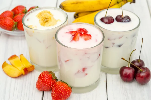 Un vaso de yogur y fruta fresca — Foto de Stock