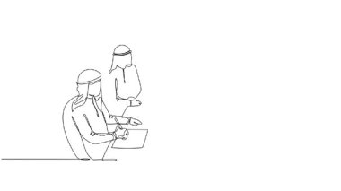 Aralıksız kendini çizen animasyon şirket toplantısında beş Suudi 'yi kendine çekti. Lider masadaki dizüstü bilgisayarlar ve defterlerle çalışan meslektaşlarına sunar. Tam uzunluktaki bir çizgi canlandırması