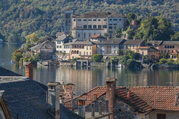 Vy från Orta San Giulio på sjön Orta, Italien. — Stockfoto